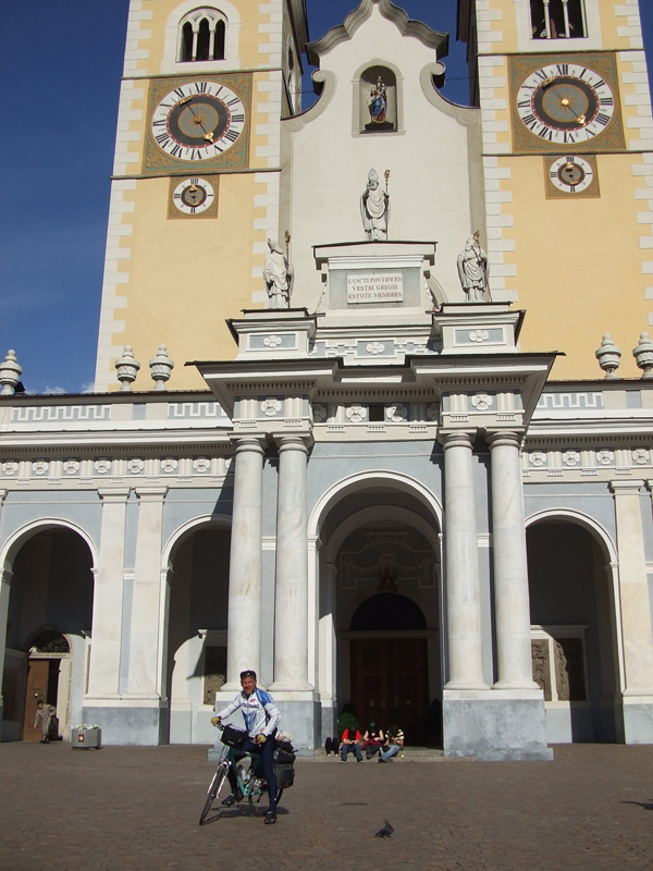 44…un cappellino x il sole dal ciclista una foto davanti al Duomo e via seguendo al volo x non perdermi 3 ragazzi che vanno verso S Giorgio