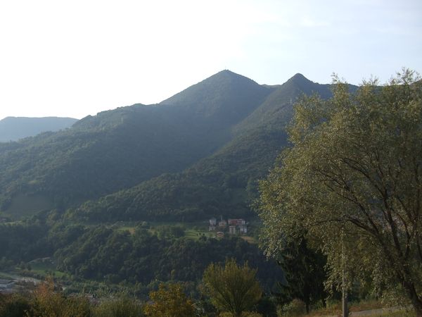 6. Zogno…s’intravede la chiesa di Piazza Martina