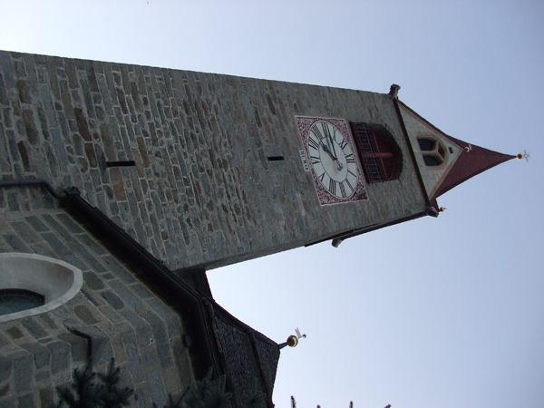 64. Dietro il campanile (di notte i rintocchi delle campane facevano vibrare il letto ed il cuore)  la casa delle nostre vacanze