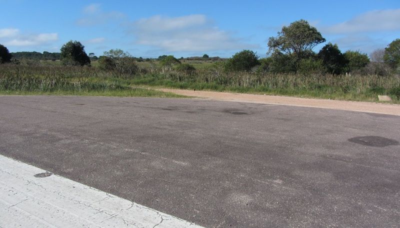 IMG_1728…a Punta del diablo la strada per 5 km diventa pure pista di atterraggio=aereoporto